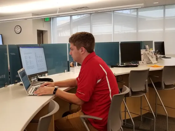 Student using dual screens at tech bar