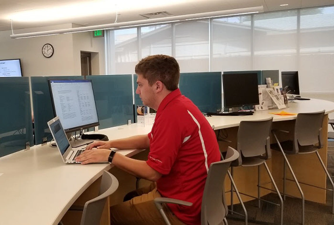 Student using dual screens at tech bar